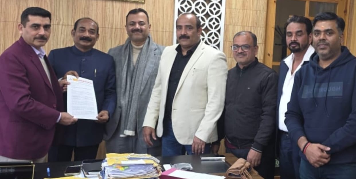 Traders met the Housing Commissioner over the laxity in implementing the new building bye-laws.