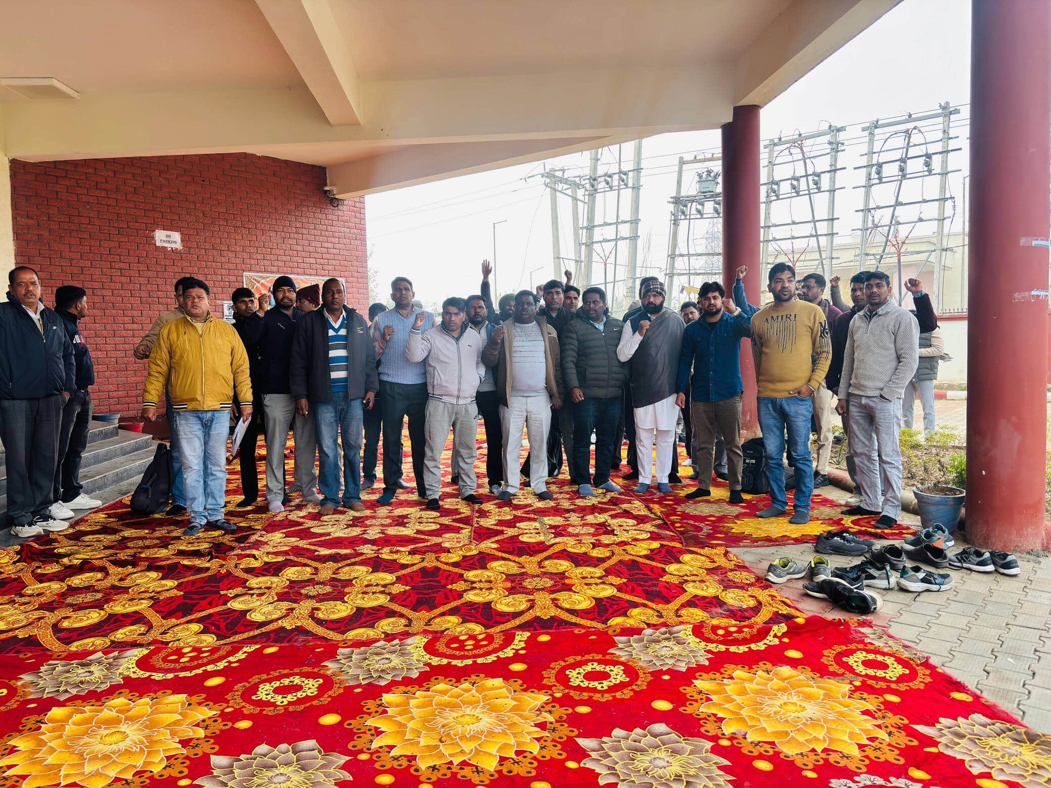 अंबाला छावनी में 12 क्रॉस रोड कार्यालय पर धरना प्रदर्शन करते बिजली कर्मचारी। प्रवक्ता