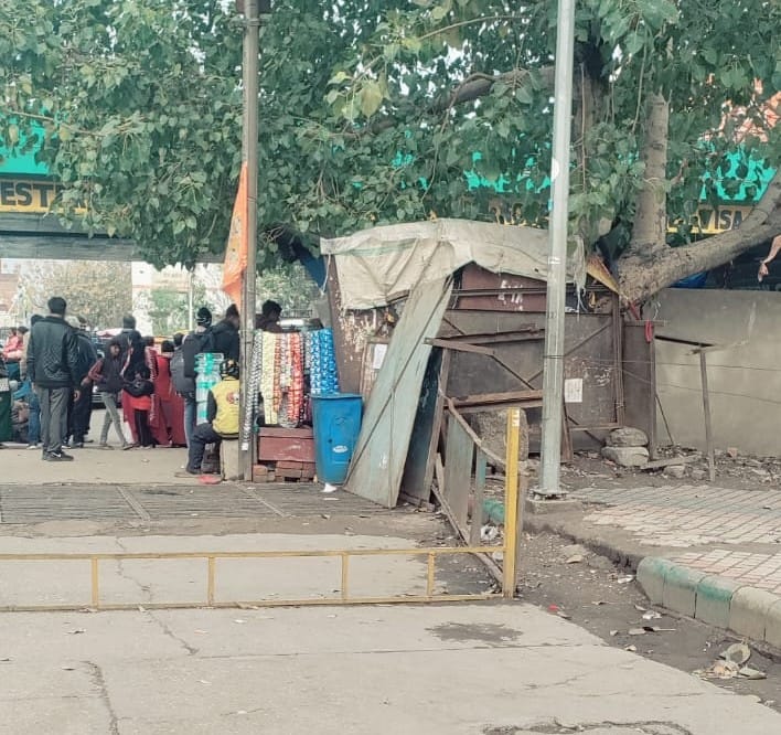 On the instructions of the Railway Minister, advertisements of gutkha were removed from the platforms.