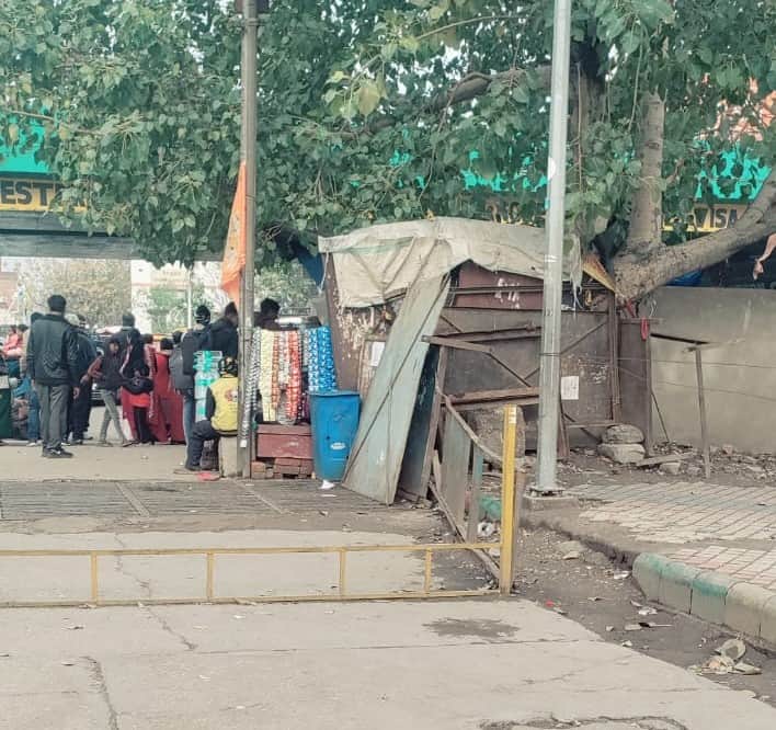 अंबाला रेलवे स्टेशन के निकासी द्वार के पास अवैध कब्जे करके बेचा जा रहा प्रतिबंधित सामान। संवाद