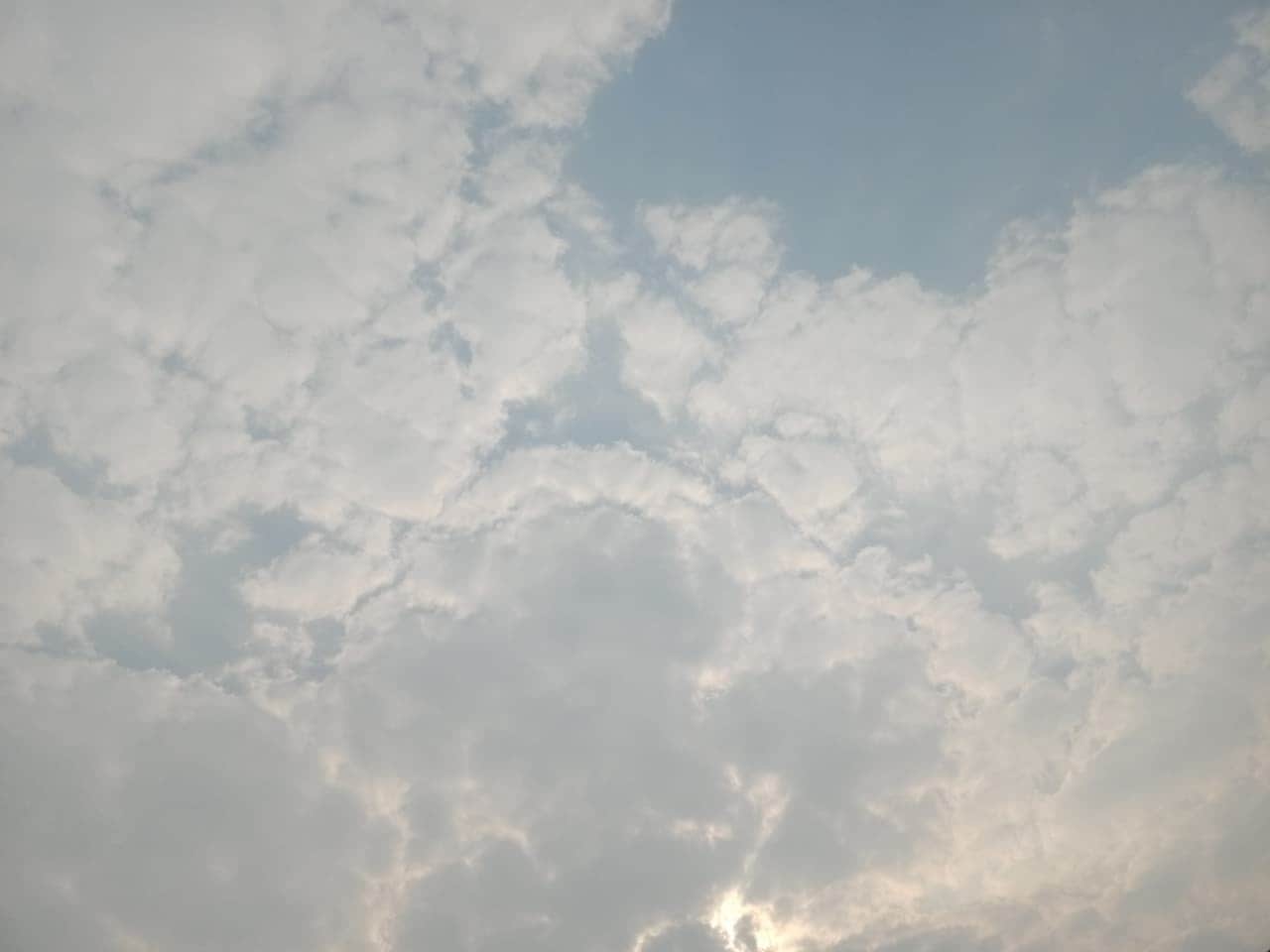 अचानक मौसम खराब होने के चलते आसमान में छाए बादल।संवाद