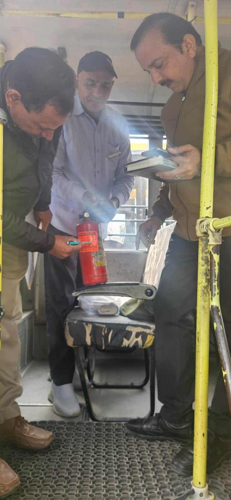 अग्निशमन यंत्र की जांच करते अधिकारी । प्रवक्ता