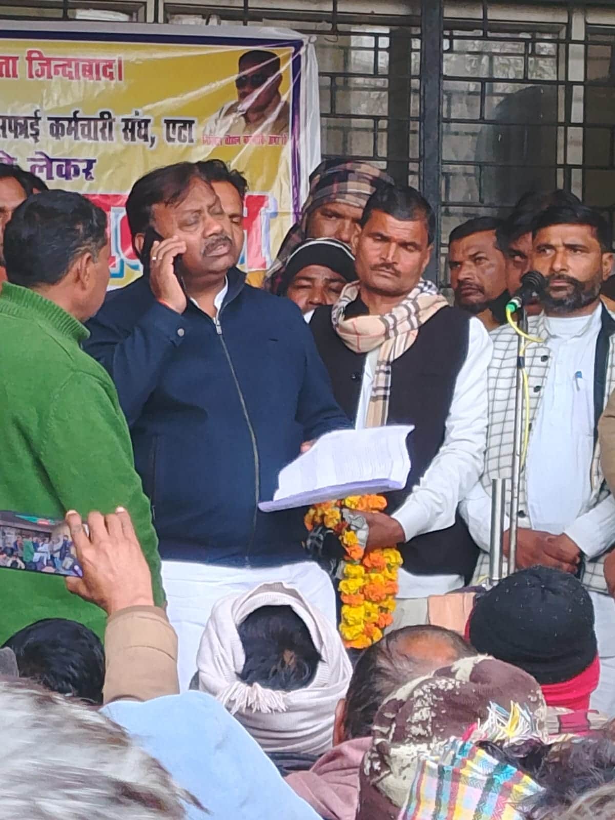 अलीगंज रोड स्थित विकास भवन कार्यालय पर सफाई कर्मचारियों की समस्या सुनने पहुंचे सदर विधायक विपि