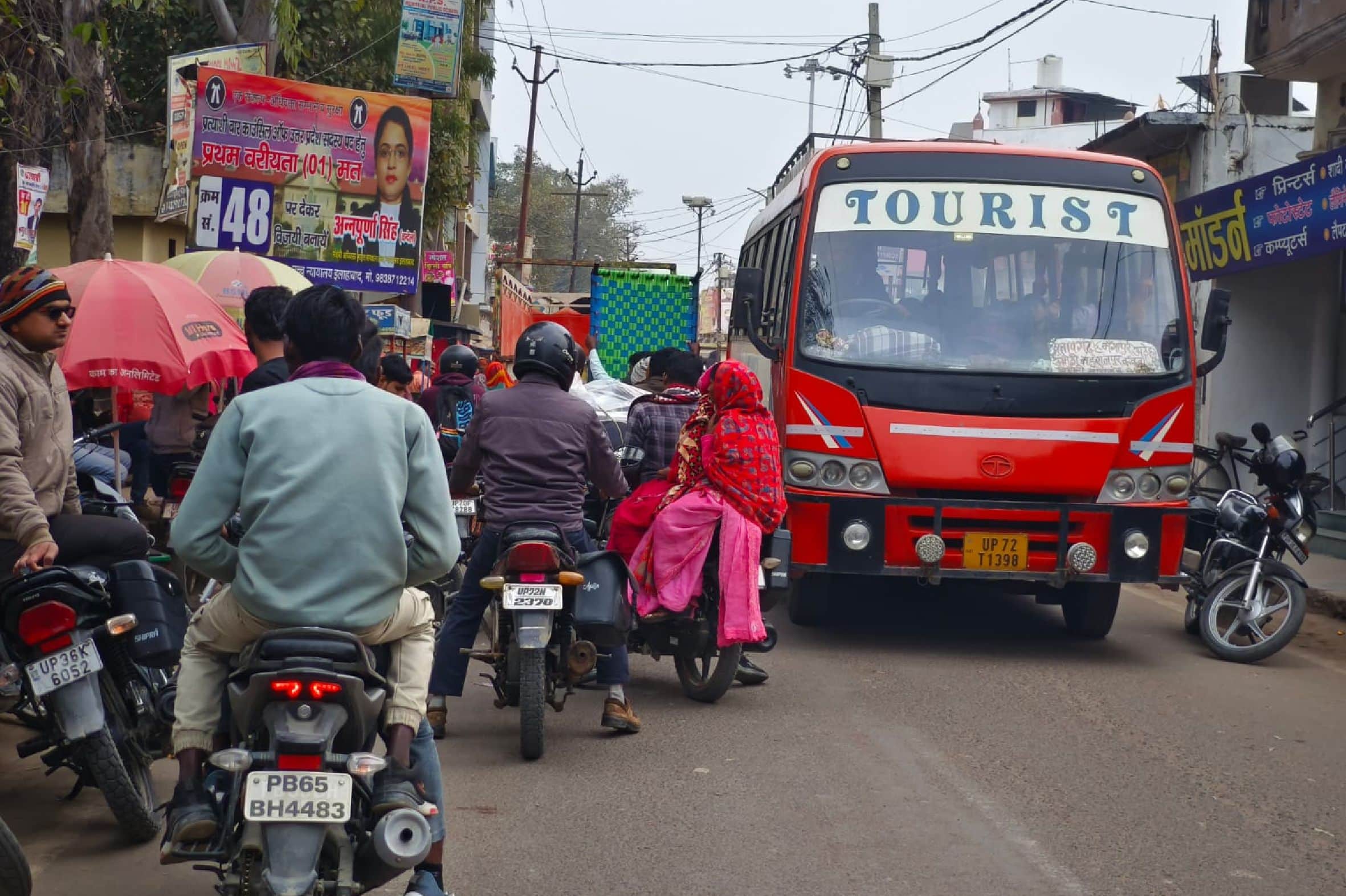 अमेठी कस्बे में बस की एंट्री के कारण ठिठके राहगीर।