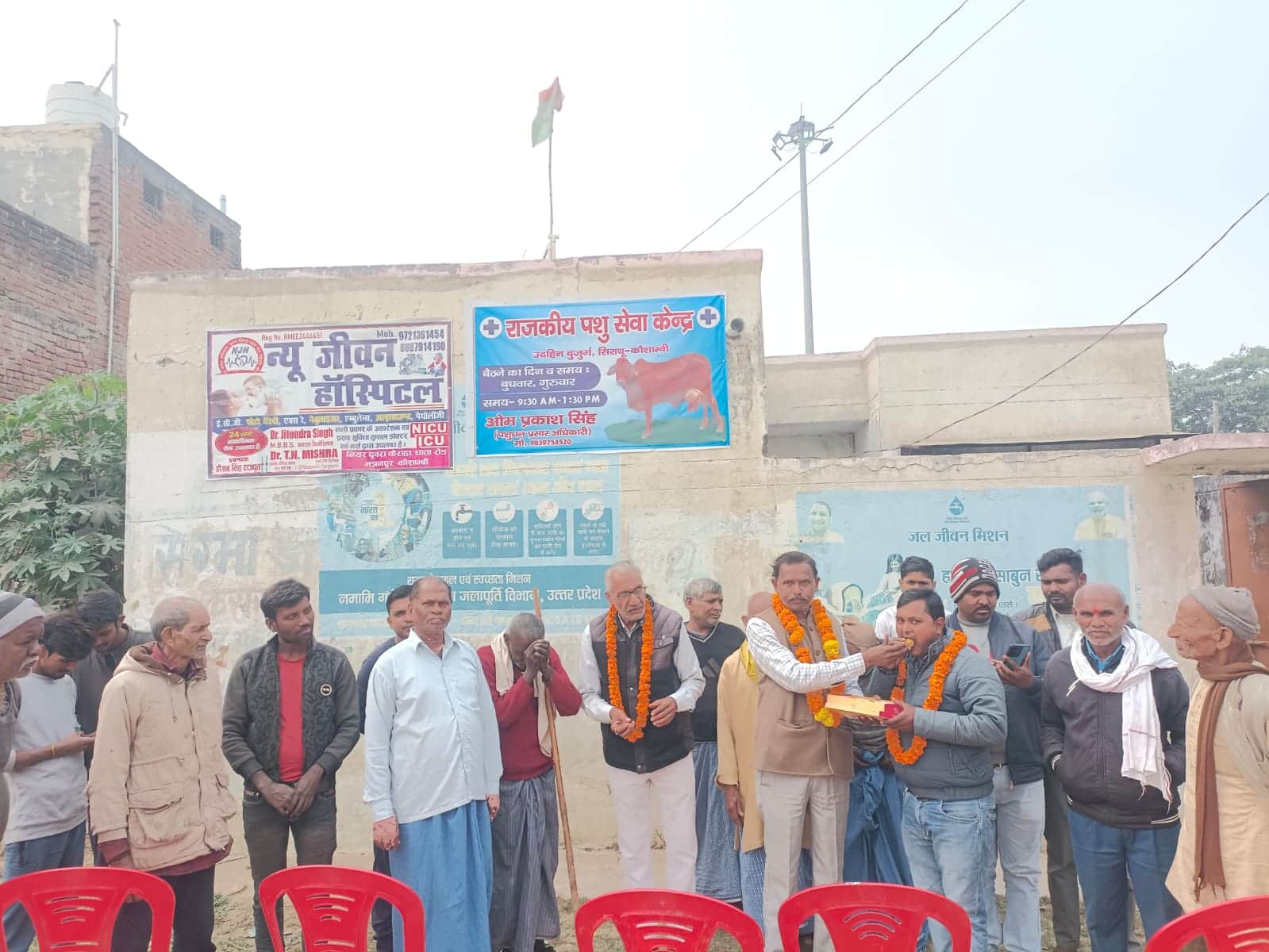 अस्पताल संचालित होने के बाद खुशी जताते समर्थ किसान पार्टी के कार्यकर्ता। स्रोत- कार्यकर्ता