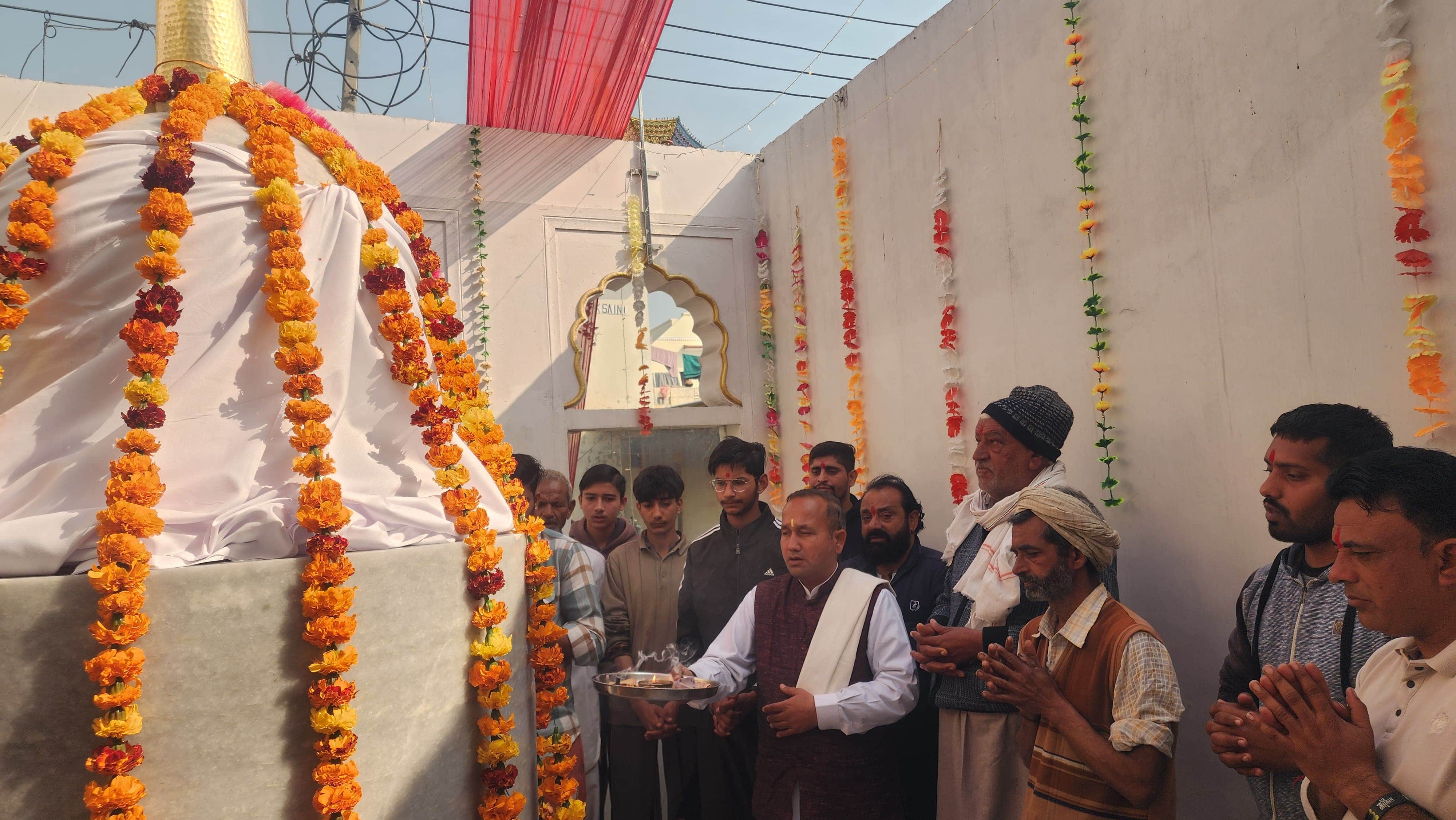 बाबैन। गांव रामशरण माजरा में नगर खेडे़ की पूजा अर्चना करते ग्रामीण। स्वयं