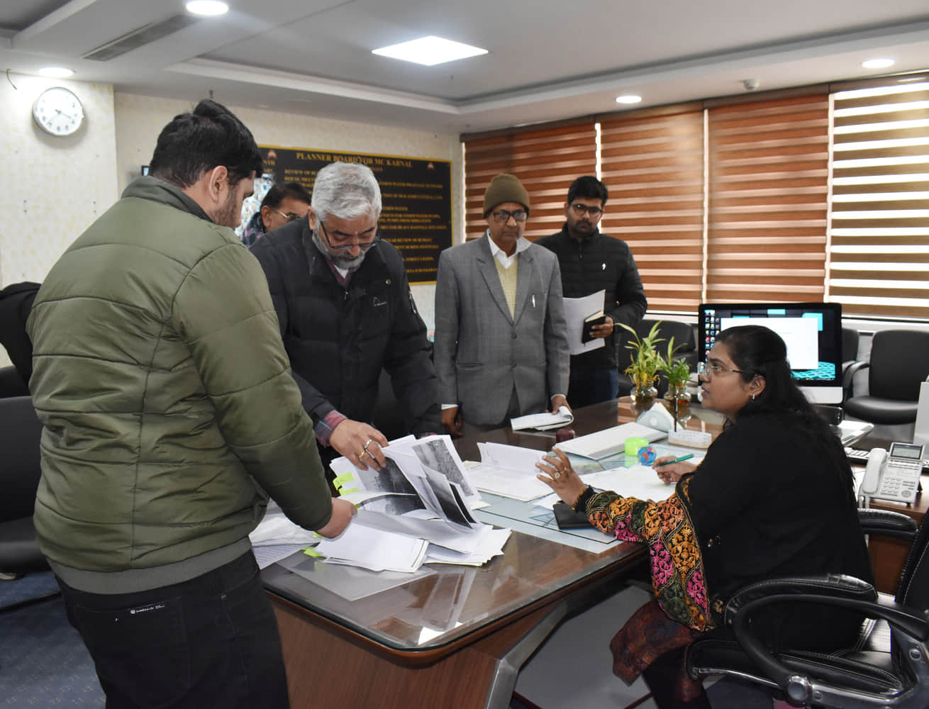 भूमि शाखा के अधिकारियों को निर्देश देती नगर निगम आयुक्त डॉ. वैशाली शर्मा। प्रवक्ता