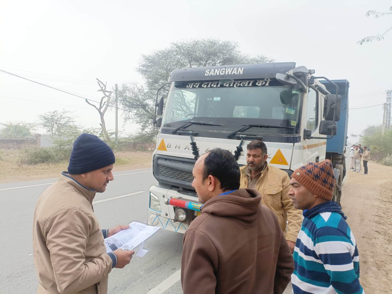 भारी वाहनों की जांच करते एसडीएम आशीष सांगवान।