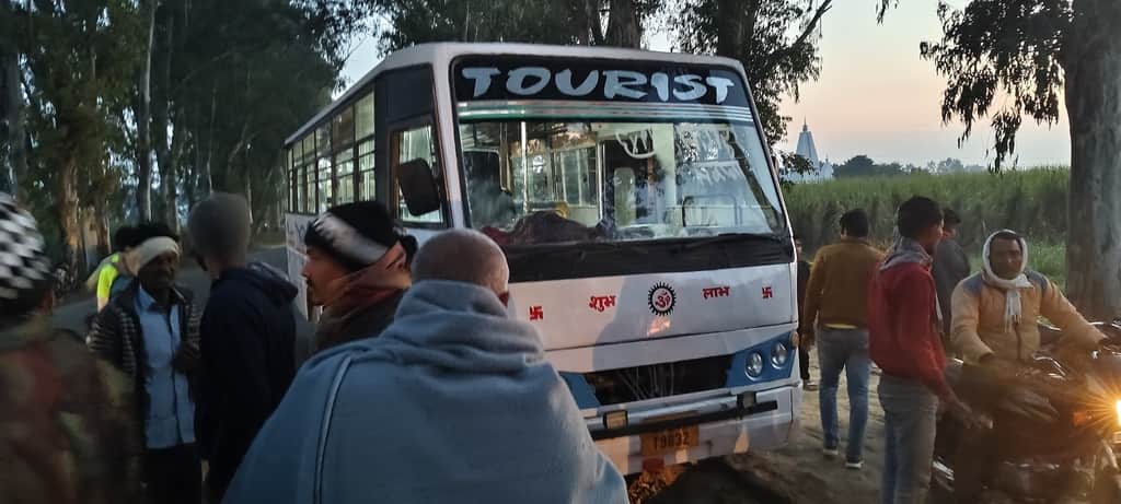 बहसूमा में हादसे के बाद मौके पर खड़ी बस फोटो संवाद