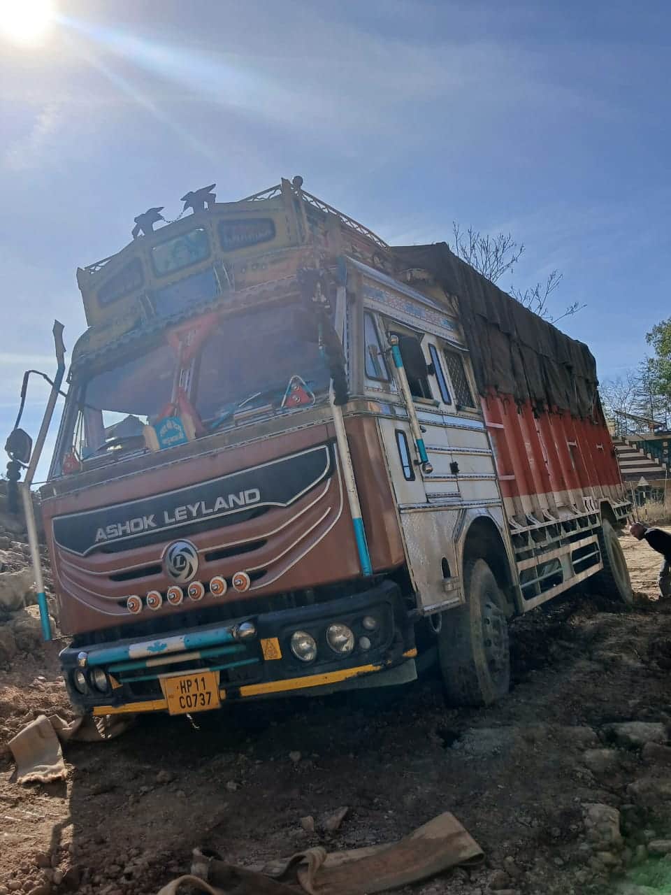 बिजनी पधर निर्माणाधीन एनएच पर फंसा ट्रक। संवाद