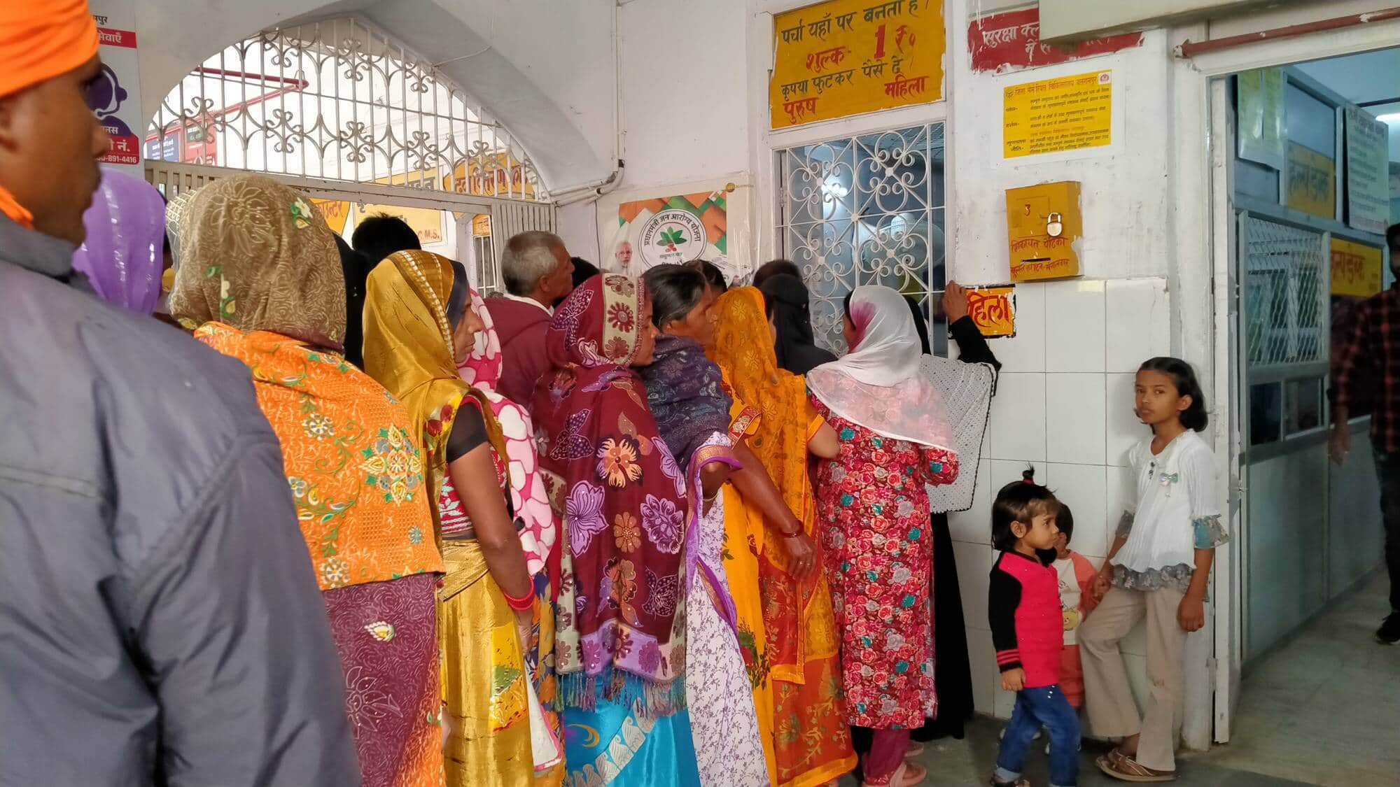 -बलरामपुर के जिला मेमोरियल अस्पताल में लगी मरीजों की भीड़ ।-संवाद