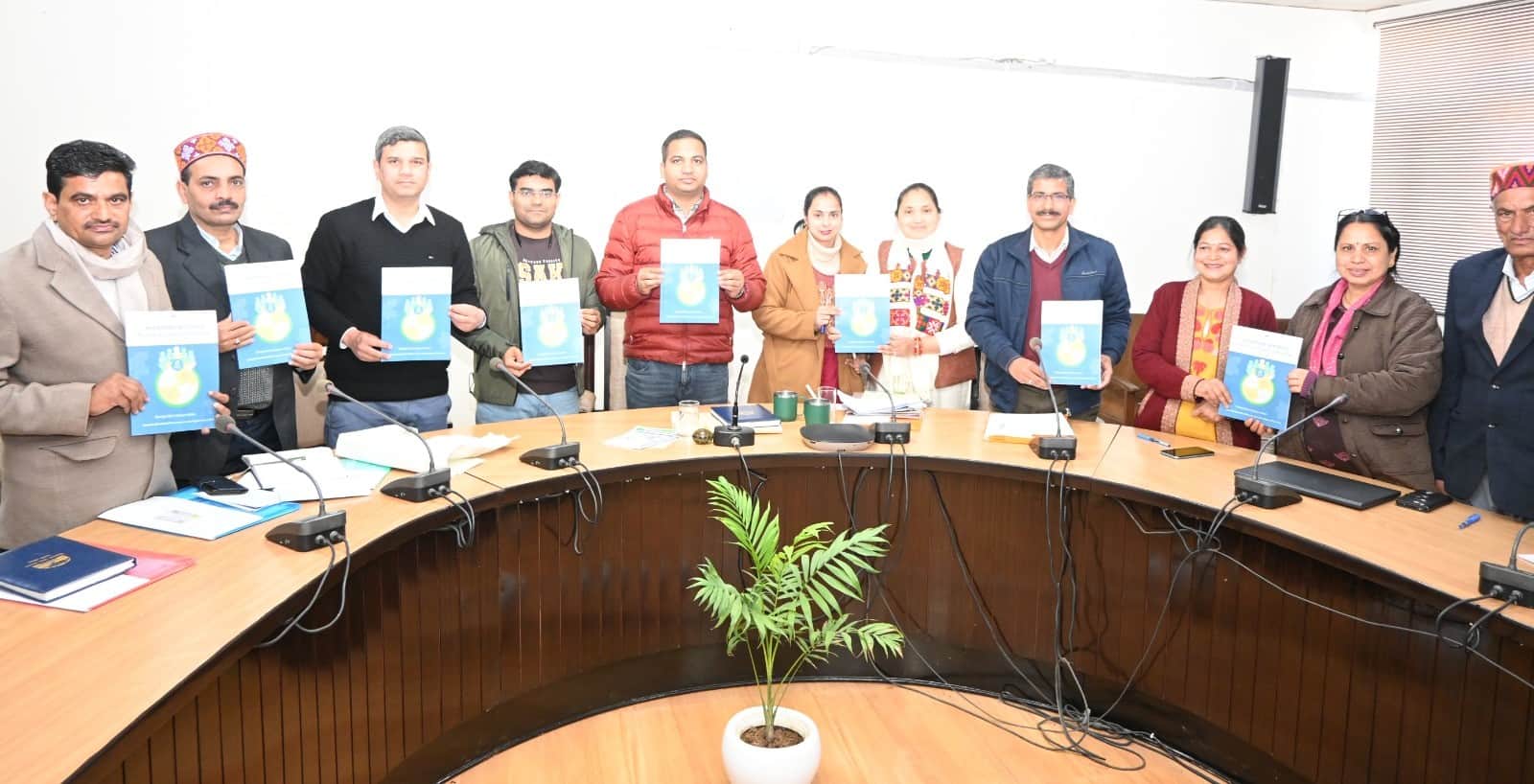 बिलासपुर में नाबार्ड की संभाव्यतायुक्त ऋण योजना का किया विमोचन करते अधिकारी। स्रोत: डीपीआरओ