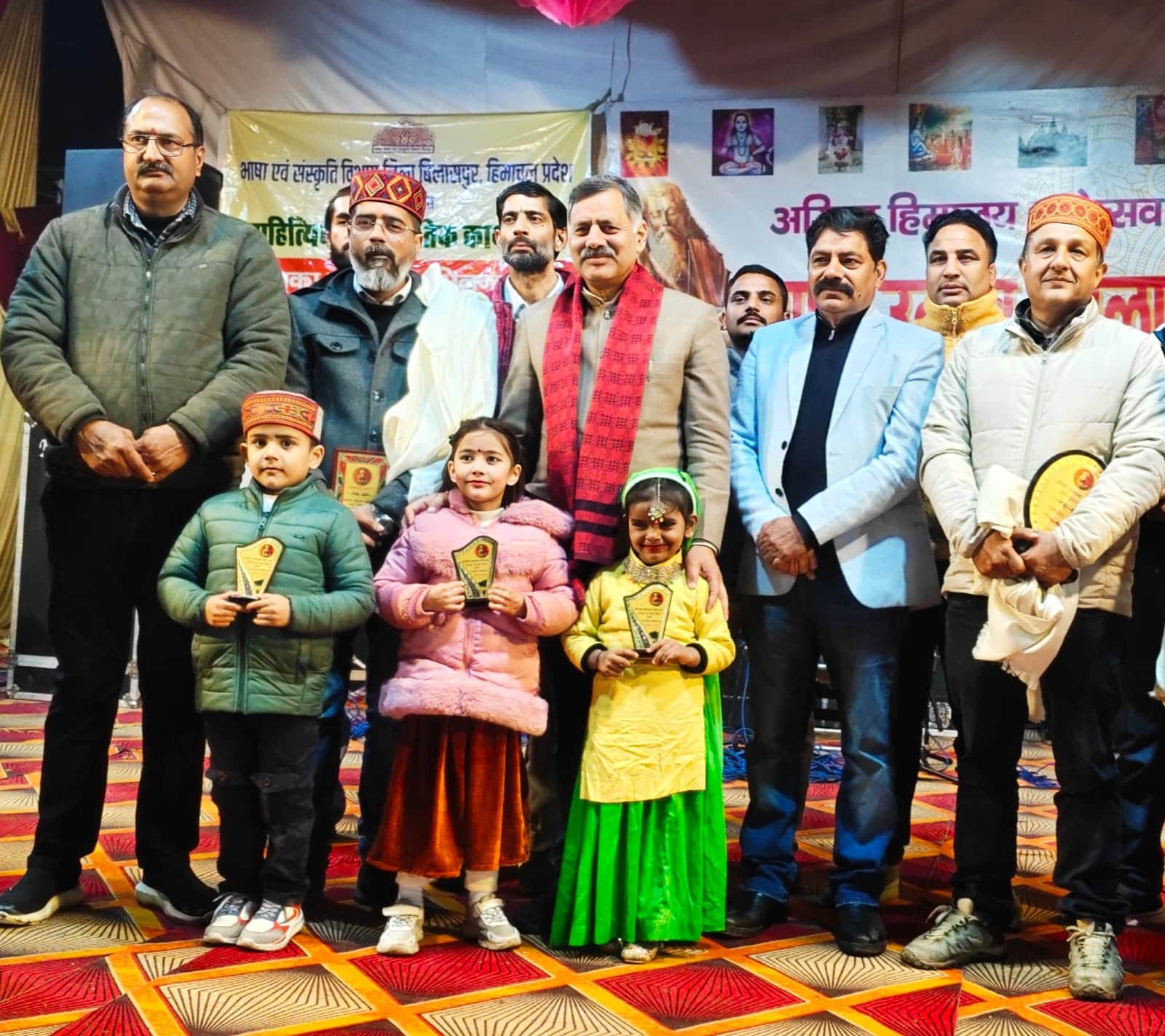 बिलासपुर व्यास उत्सव में बच्चों को सम्मानित करते मुख्यातिथि मंत्री राजेश धर्माणी व मौजूद आयोजक।