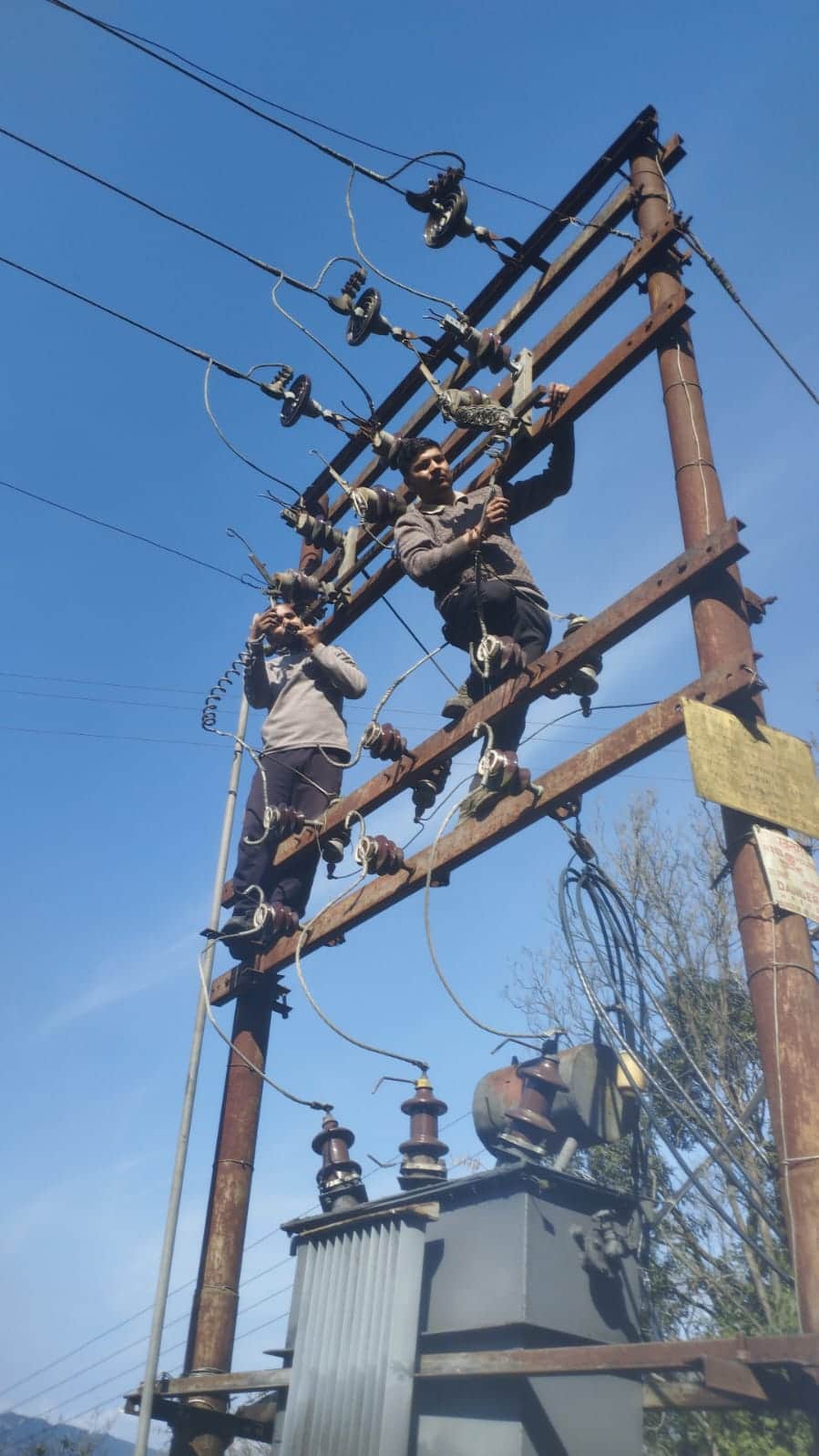 बनाल में बिजली खंभे की मरम्मत करते बिजली कर्मी। स्रोत : बिजली बोर्ड