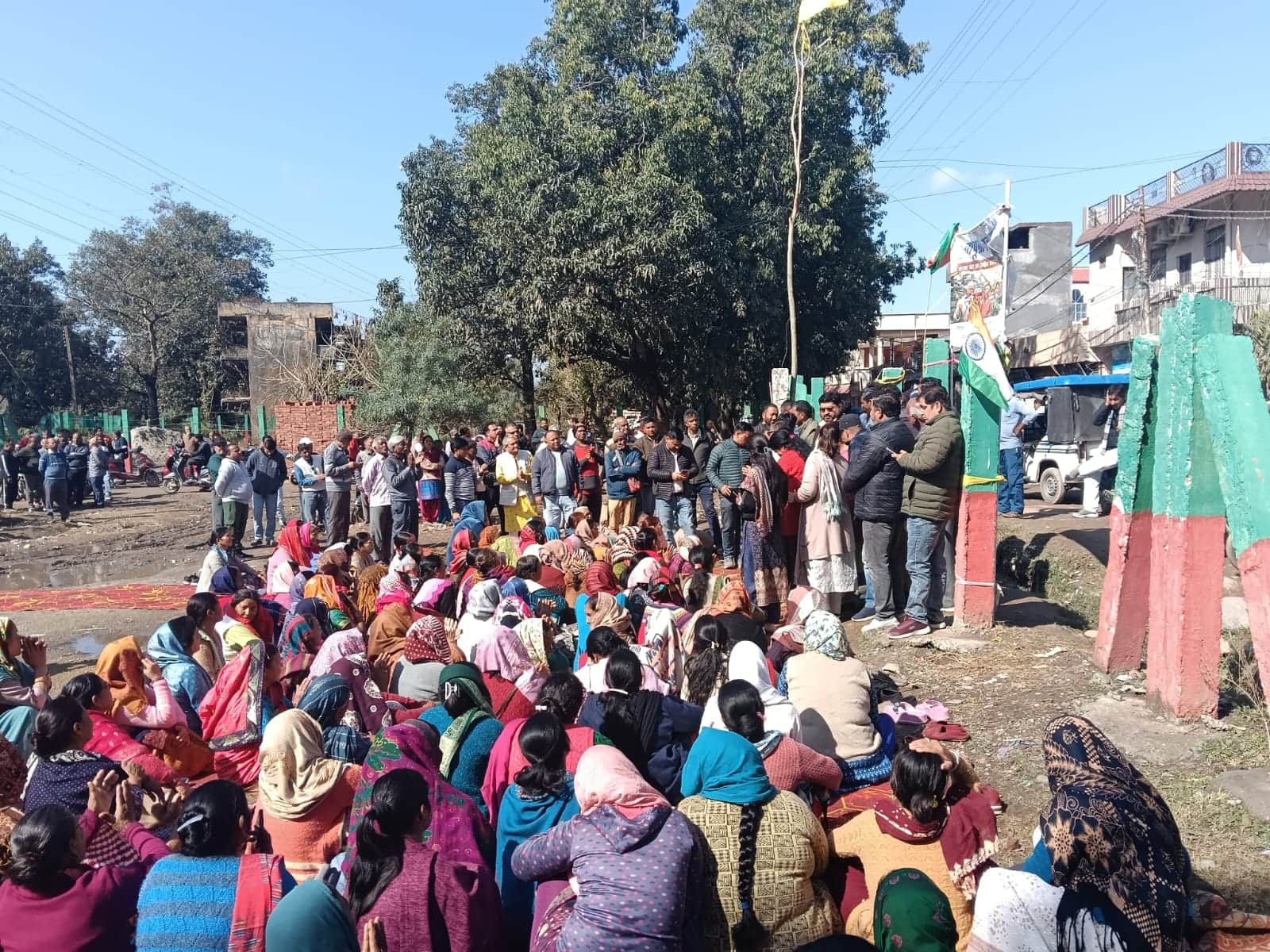 बापूग्राम में आयोजित जनसभा में शामिल हुए नगर निगम के पार्षद। स्रोत जागरूक पाठक।