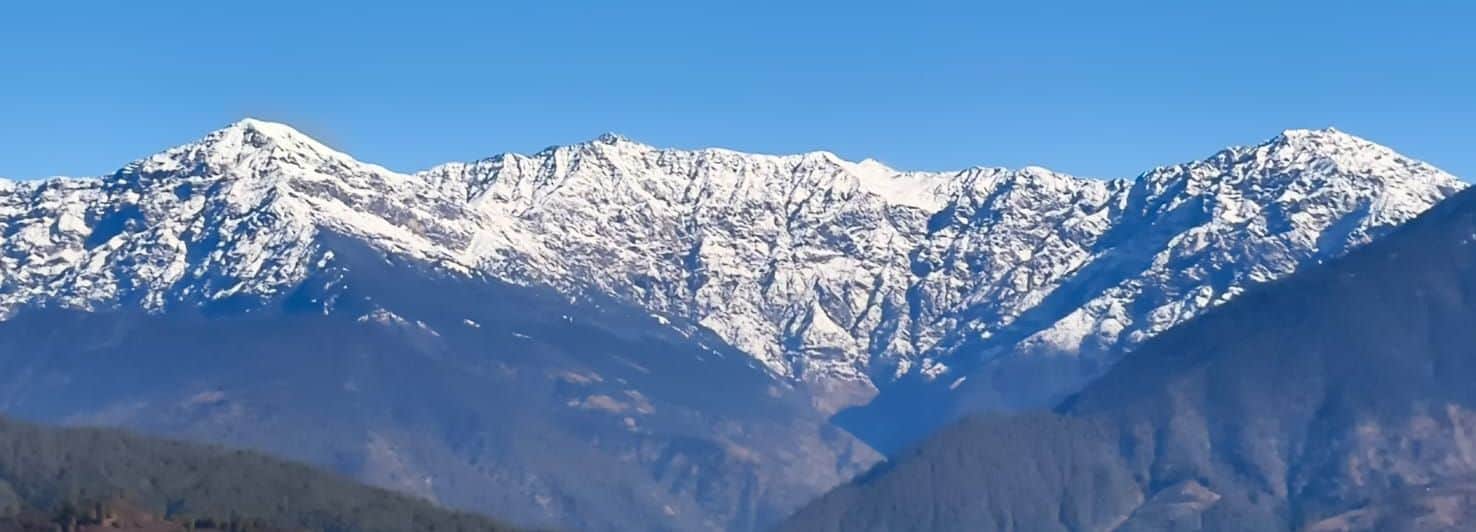 बर्फ से आच्छादित छिपलाकेदार चोटी। संवाद