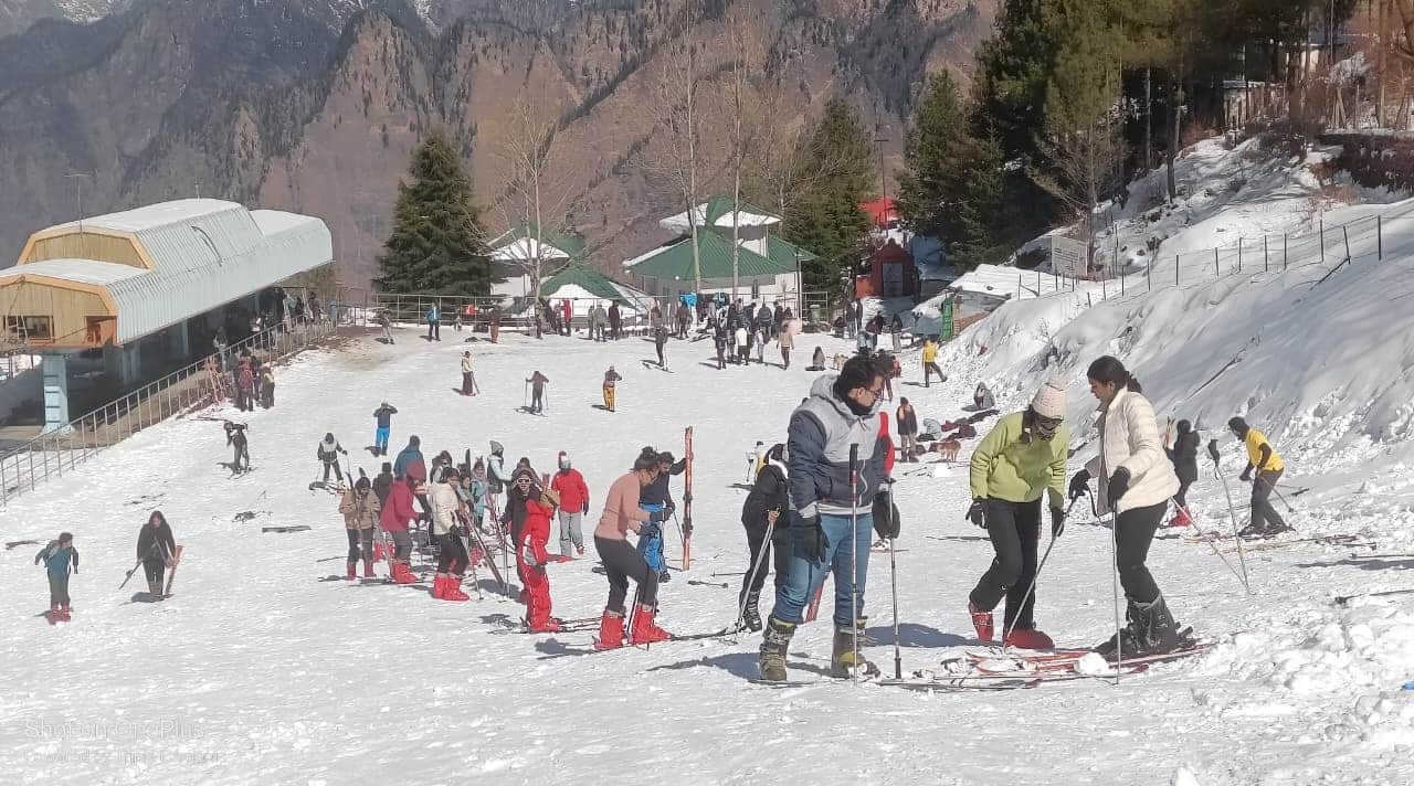 बर्फबारी के बाद पर्यटकों से गुलजार हुआ औली का स्लोप। संवाद 
