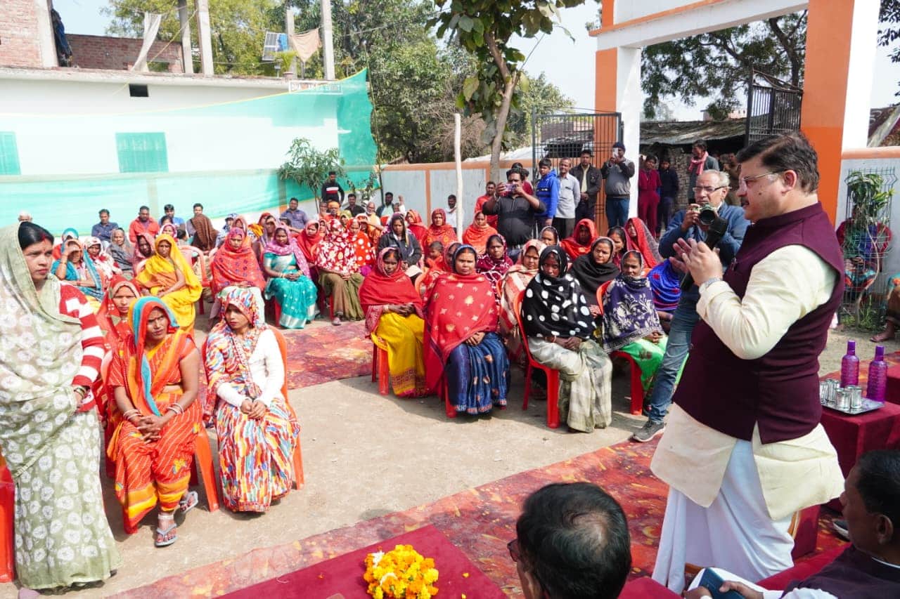 बर्तन भंडार की स्थापना के मौके पर महिलाओं को इसके बारे में जानकारी देते महापौर।