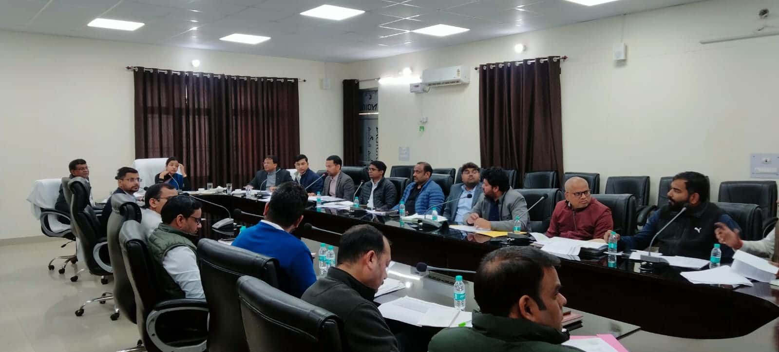 बैठक करतीं मध्यांचल विद्युत वितरण निगम लिमिटेड की प्रबंध निदेशक रिया केजरीवाल।