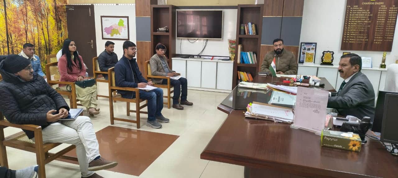 बैठक में मौजूद अधिकारी। 