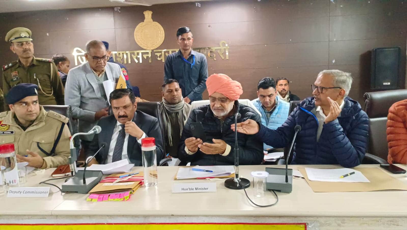 बैठक में प्रिंस के परिजनों द्वारा पेश की गई वीडियो देखते मंत्री श्याम सिंह राणा व विधायक। 