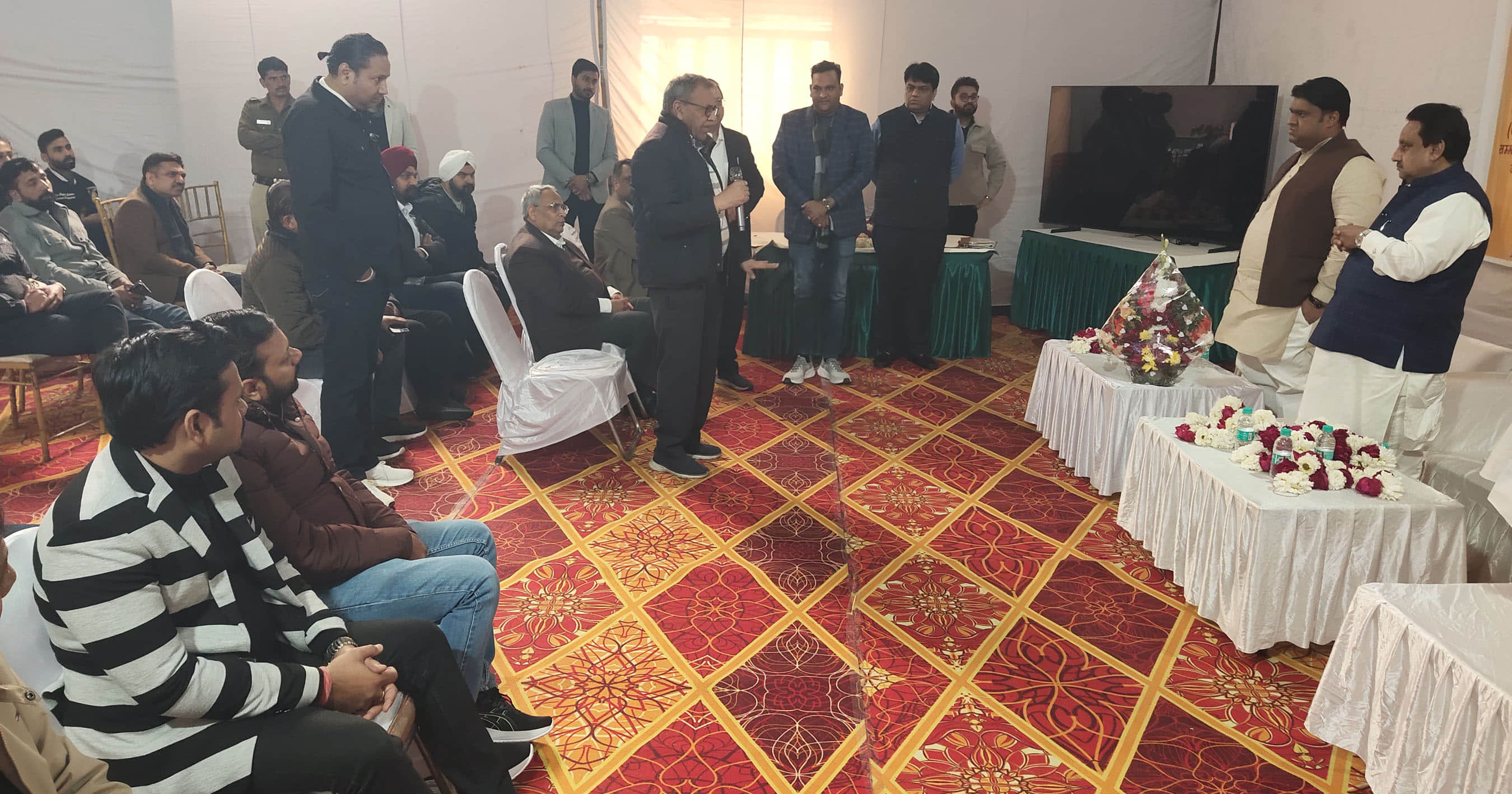 बैठक में सांसद के सामने अपनी बात रखते व्यापारी। संवाद