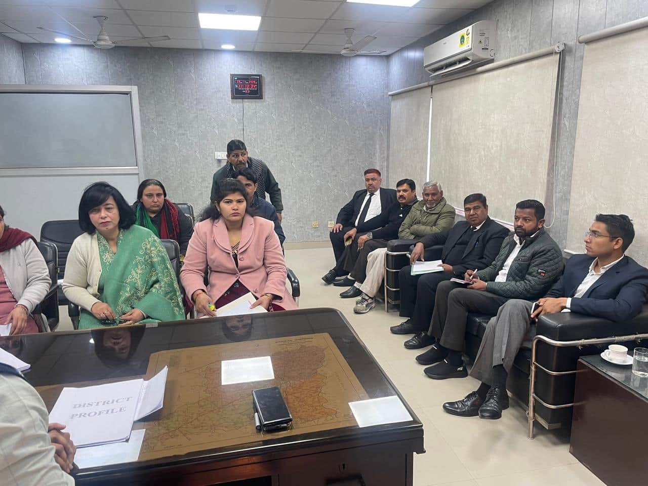 बैठक में उपस्थित अधिकारी और कर्मचारी। सूचना विभाग