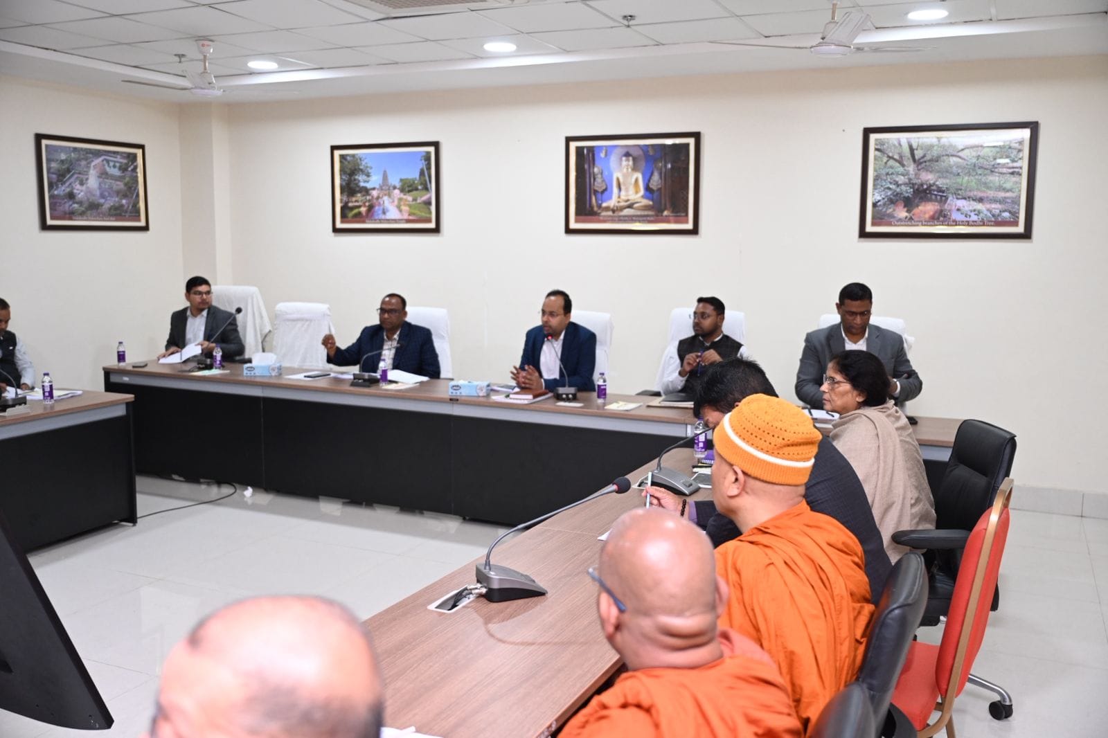 बोधगया के बीटीएमसी सभागार में बैठक करते डीएम शशांक शुभंकर व अन्य