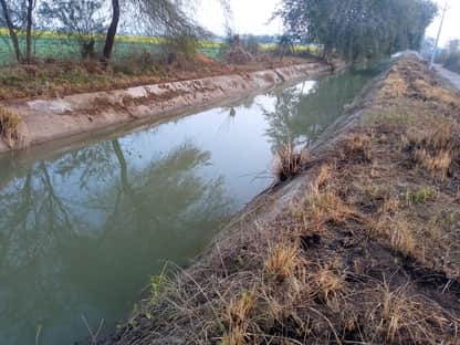 बधवाना डिस्ट्रीब्यूटरी में बहता पानी।