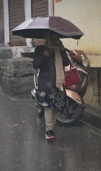 Rain-soaked morning in the capital, chill in the air