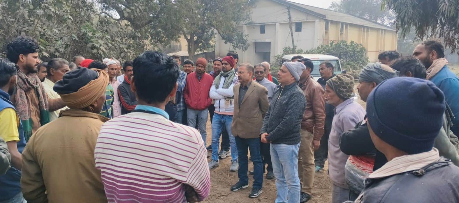 चीनी मिल परिसर में प्रदर्शन करते कर्मचारी। स्रोत-सोशल मीडिया