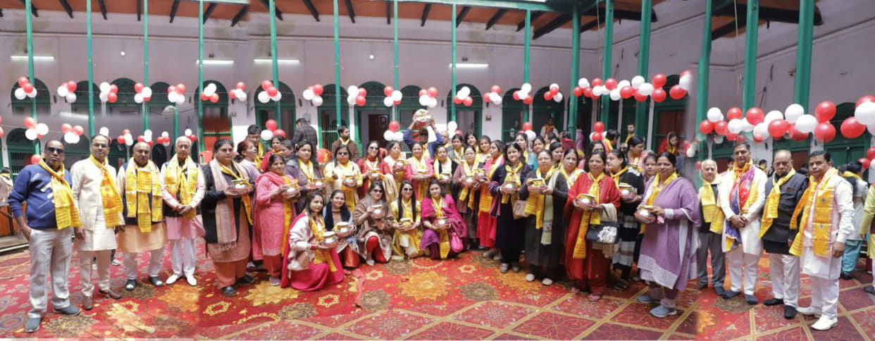 The Sindhi General Panchayat offered a 525-meter-long scarf to Goddess Yamuna.