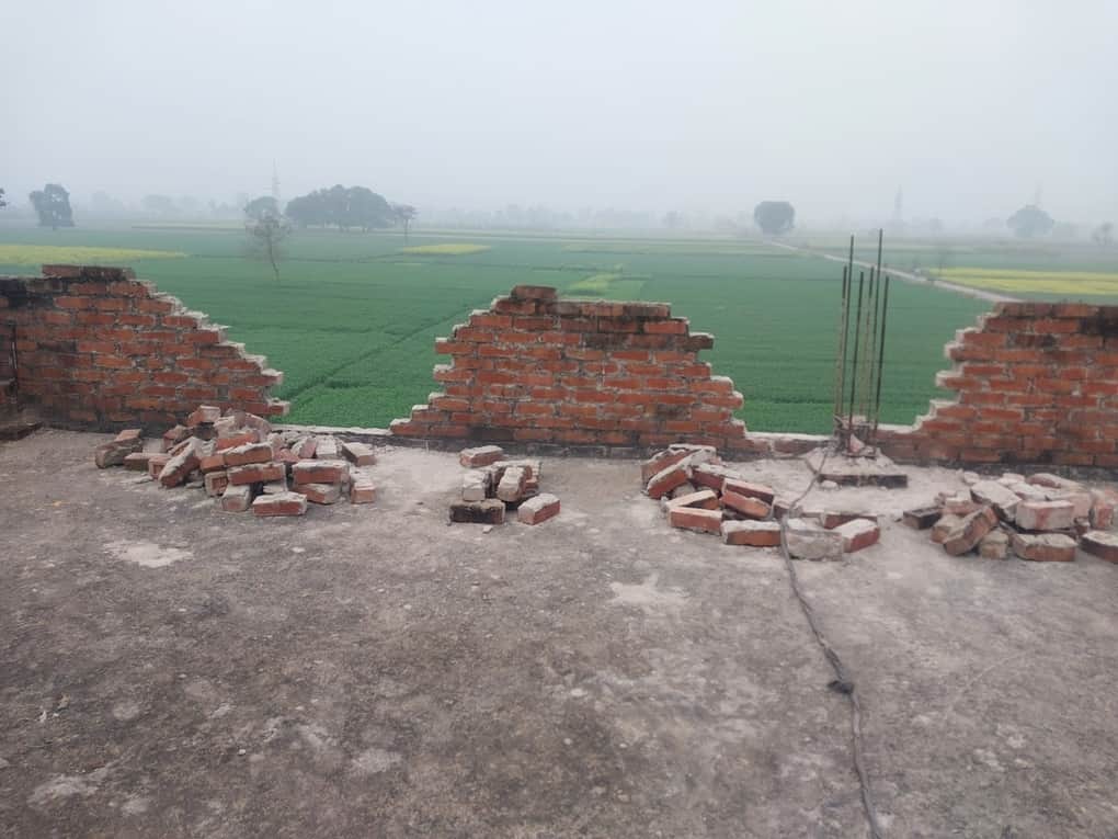 चोरों द्वारा तोड़ी गयी छत की चारदीवारी। संवाद