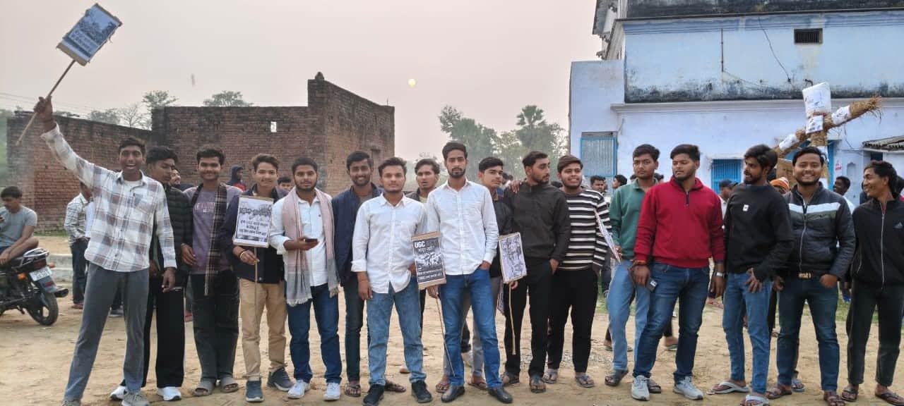 चितबड़ागांव कस्बा में यूजीसी के विरोध में प्रदर्शन करते युवा। संवाद