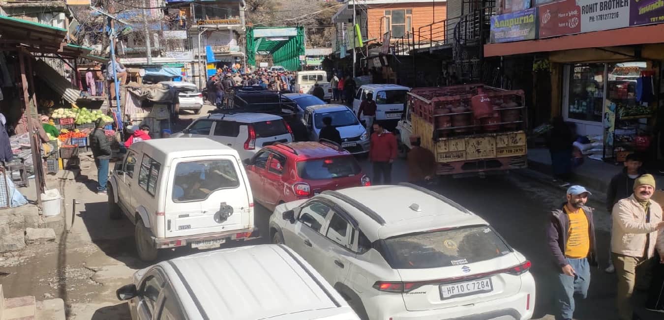 चिड़गांव में चिट्टे के खिलाफ प्रर्दशन के दौरान सड़क पर चक्का जाम। संवाद