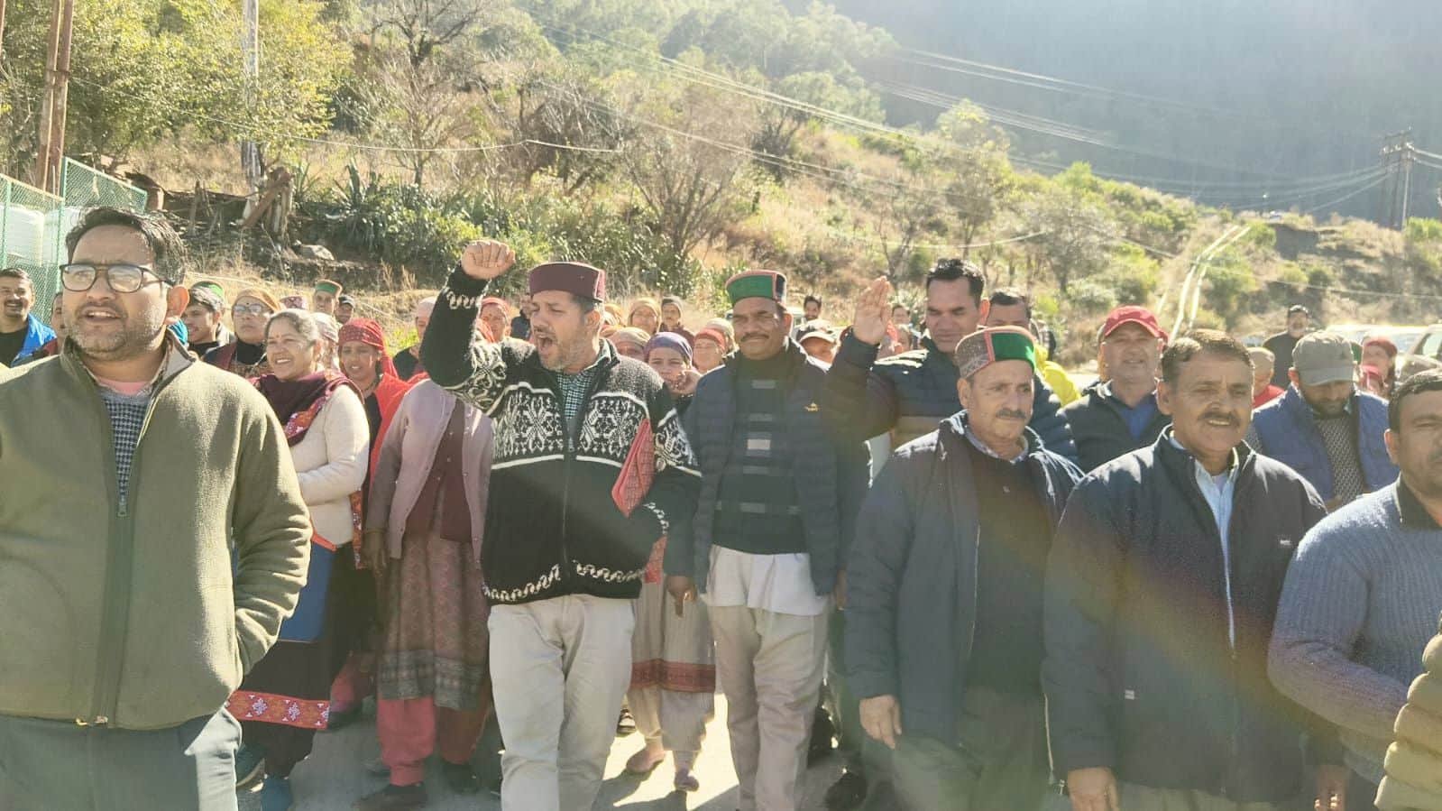 छह दिन से दूध की खरीद न होने को लेकर दत्तनगर में  प्रदर्शन करते दुग्ध उत्पादक। संवाद