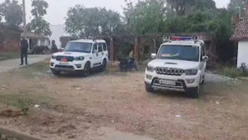 छापा मारी करते टीम