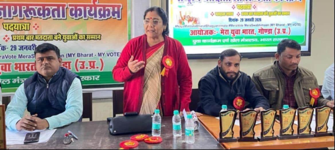 एलबीएस डिग्री कॉलेज में विद्यार्थियों को संबोधित करतीं डॉ. रेखा शर्मा। स्रोत: सोशल मीडिया 