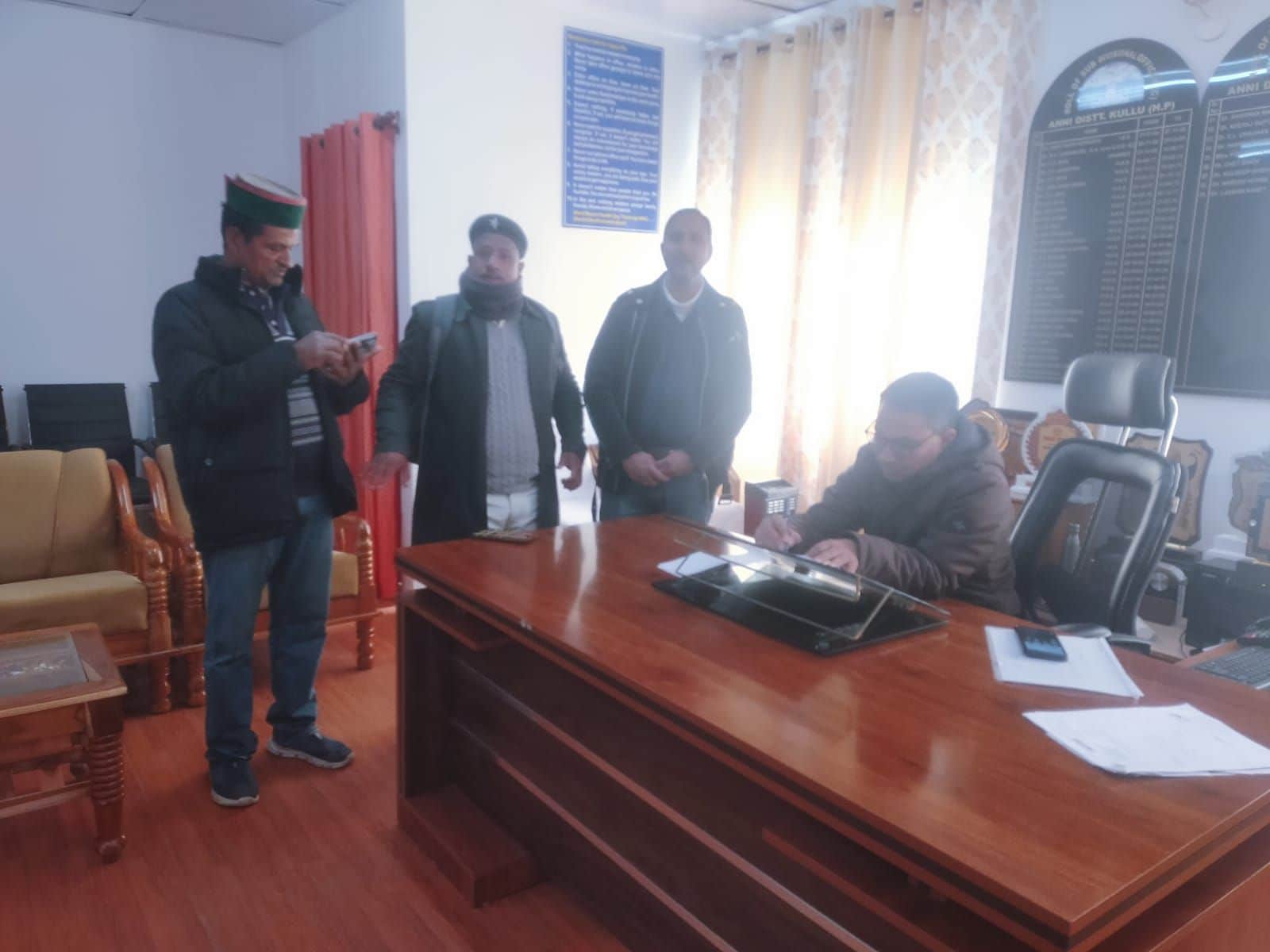 एसडीएम आनी को ज्ञापन सौंपने पहुंचे दुग्ध उत्पादक संघ के पदाधिकारी। संवाद