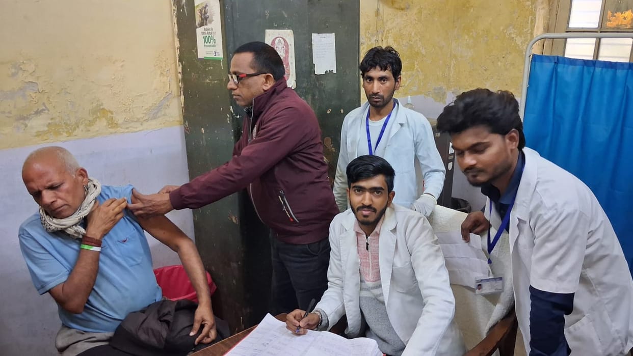 The terror of dogs is not stopping... long queues in the hospital for vaccine