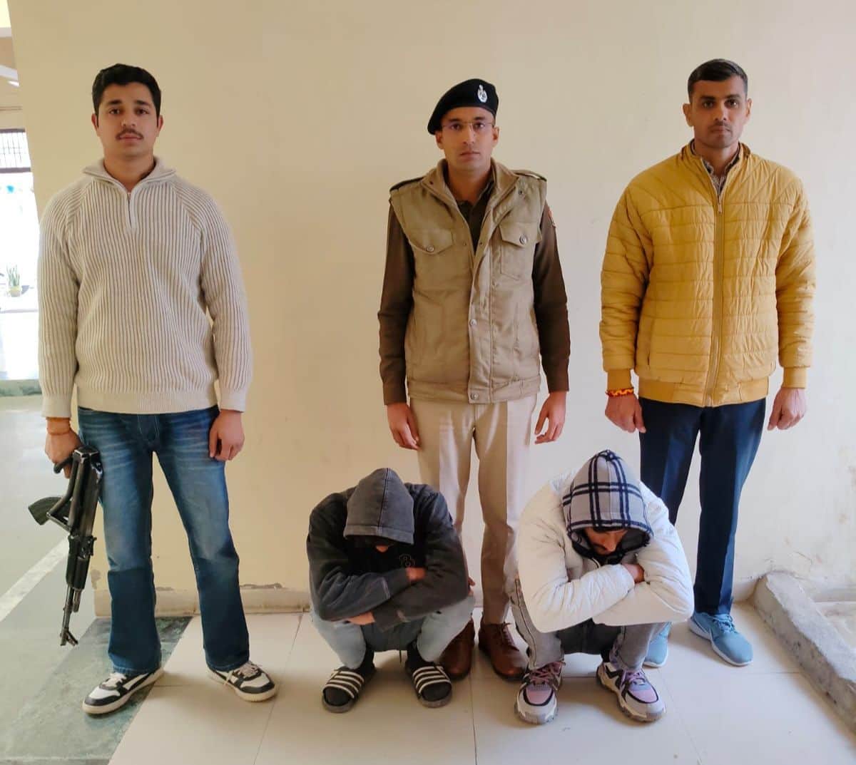 फोटो 01 पुलिस की गिरफ्त में आरोपी। पुलिस