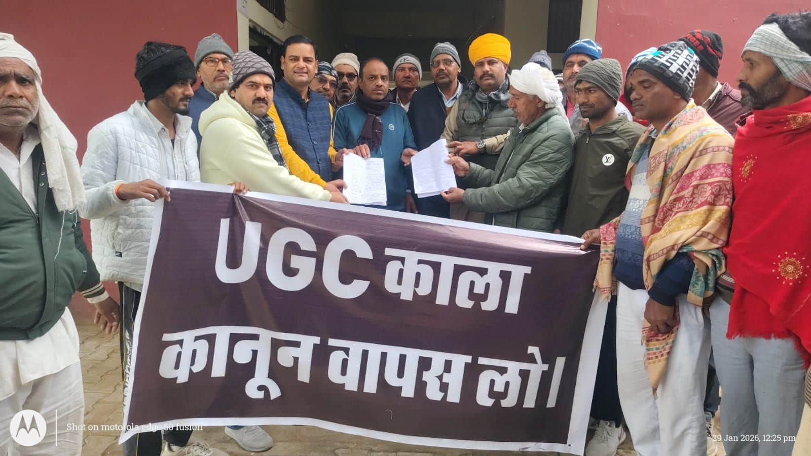 फोटो 07 राष्ट्रपति के नाम ज्ञापन सौंपते नागरिक व छात्र। ग्रामीण