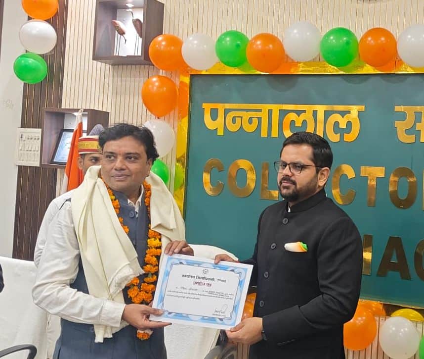 फोटो-1- शिक्षक विवेक श्रीवास्तव को सम्मानित करते डीएम गौरागं राठी। स्रोत: कर्मचारी