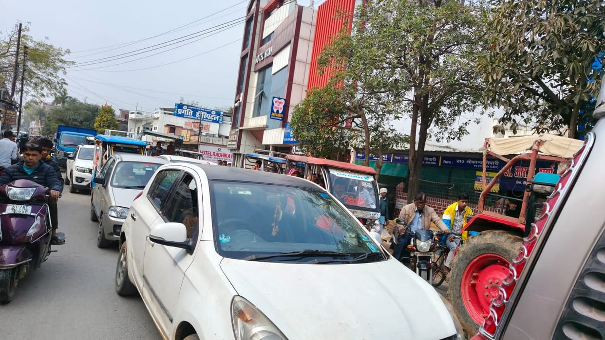 Traffic jam on Kalpi Road, deployment of traffic personnel ineffective