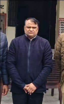 फाेटो-12-पुलिस की गिरफ्त में नौकरी दिलाने के नाम पर ठगी करने का आरोपी प्रोफेसर मनोज कुमार। स्रो