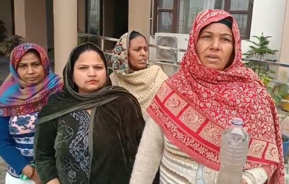 Women reached the SDM office with contaminated water coming into their homes.