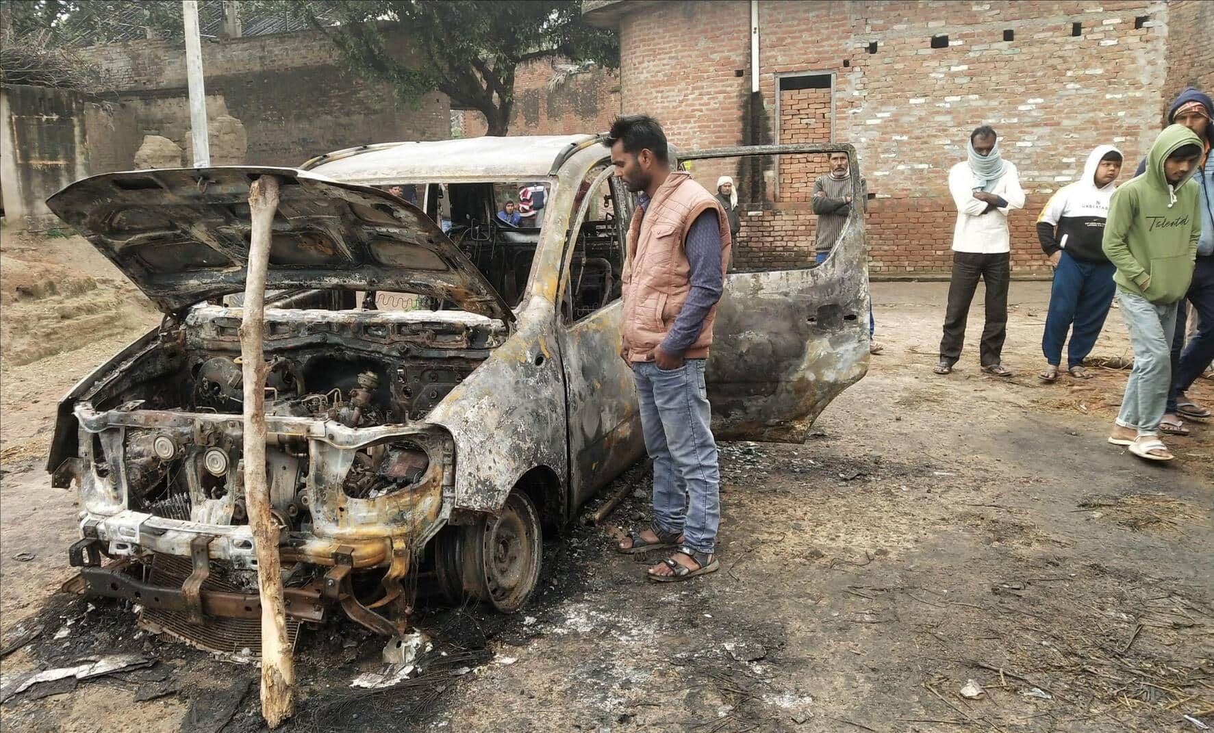 फोटो-13- जली हुई कार को देखते ग्रामीण। संवाद