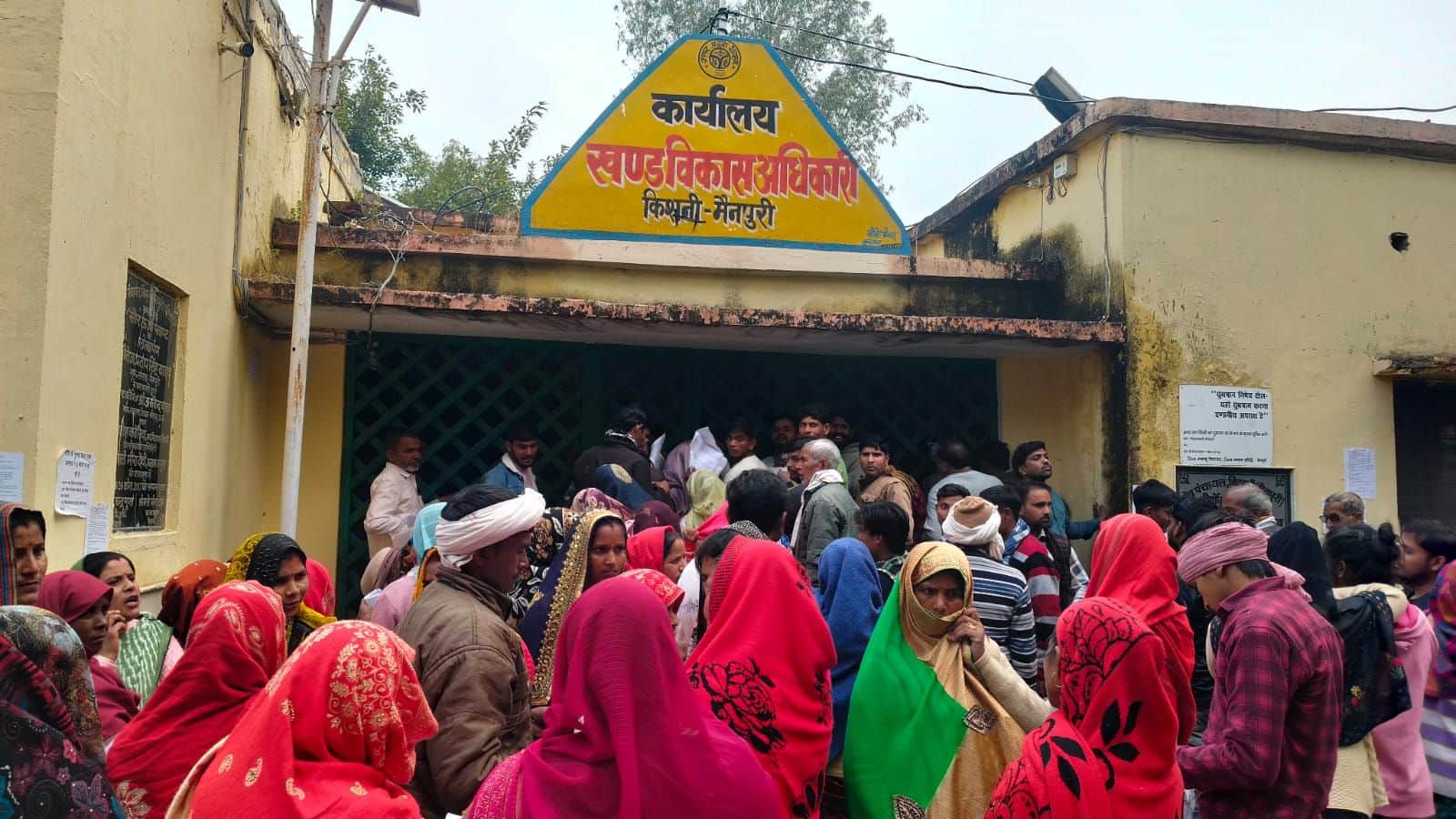 फोटो 14 ब्लॉक कार्यालय के बाहर खड़े मतदाता। संवाद