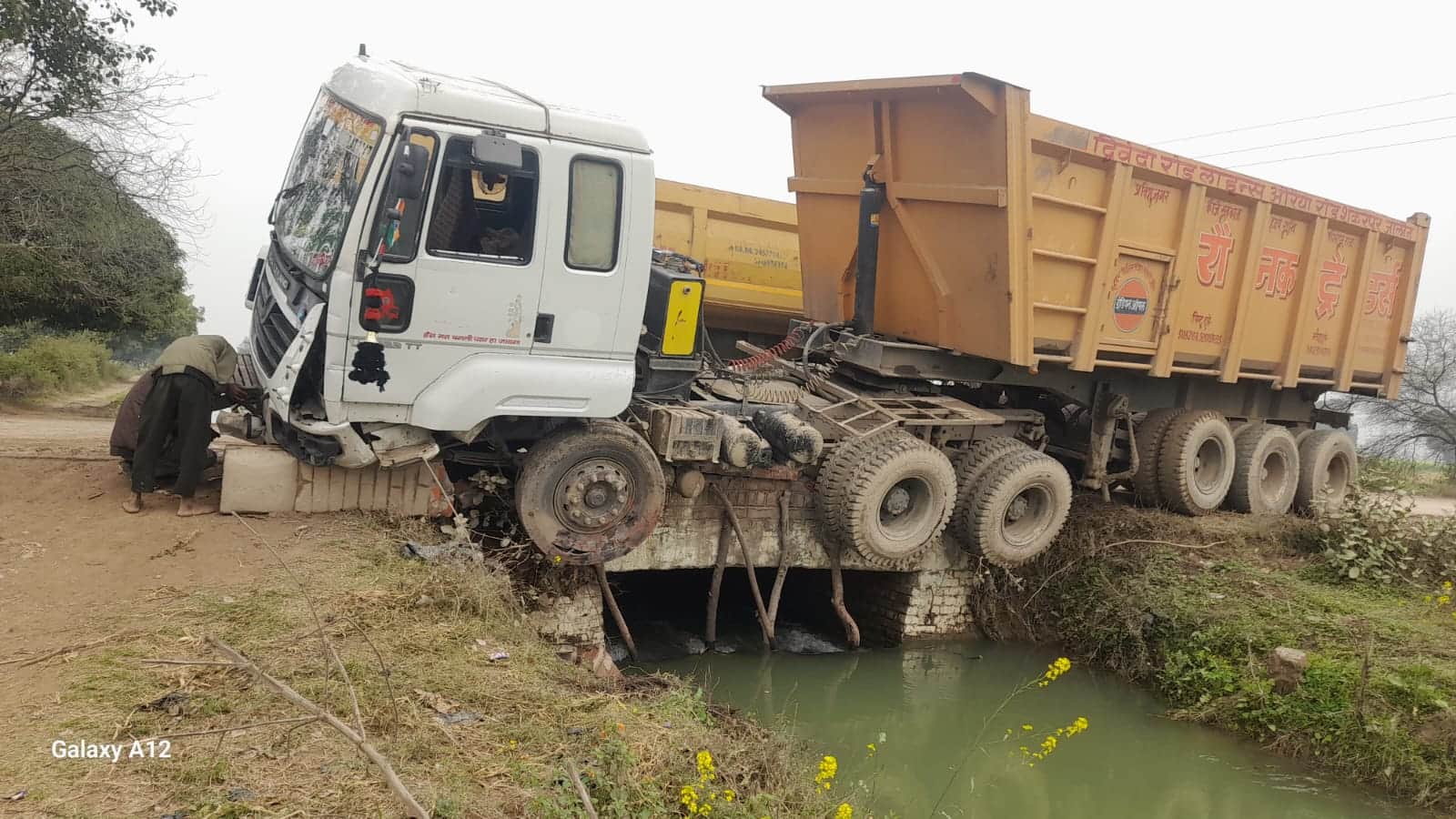 फोटो - 18 धमनी पुलिया पर लटका डंपर। संवाद