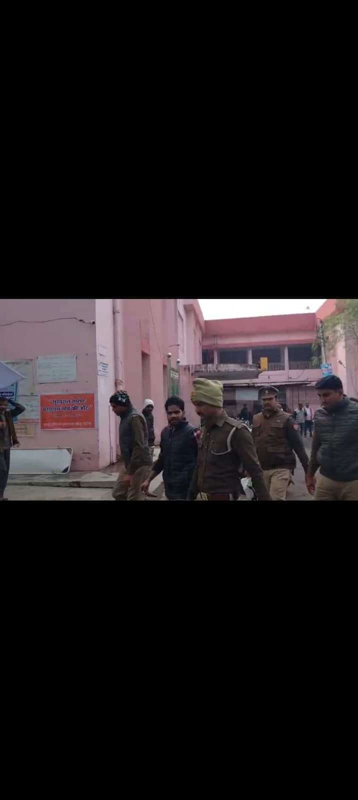 फोटो - 21 आरोपी छोटू टाइगर को ले जाती पुलिस। सोशल मीडिया।